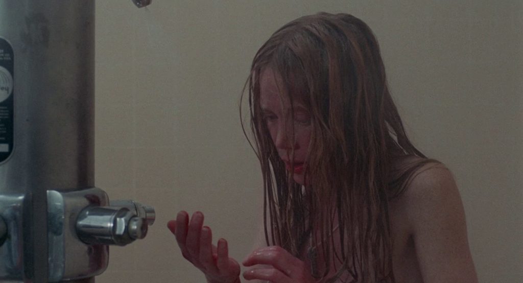 Carrie White (Sissy Spacek) scopre cosa sono le mestruazioni nel film Carrie - Lo Sguardo di Satana di Brian De Palma (1976).